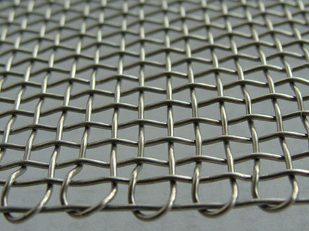 <a href=http://m.tekongjian.com target='_blank'>軋花網</a>在石油鉆井平臺防護的應用案例